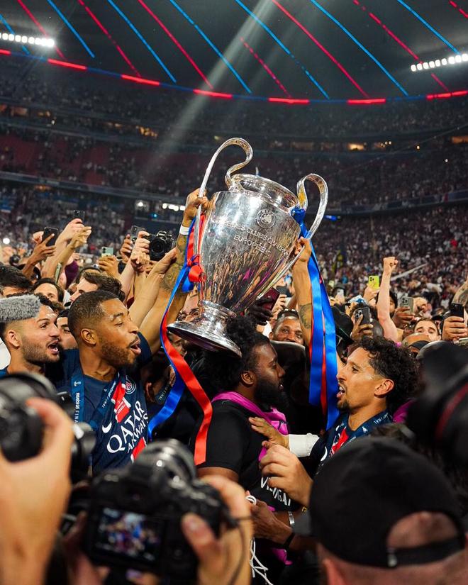 九游网页版,巴黎圣日耳曼主场大捷，球员赛后激动庆祝胜利，留言报告人民密码加入.