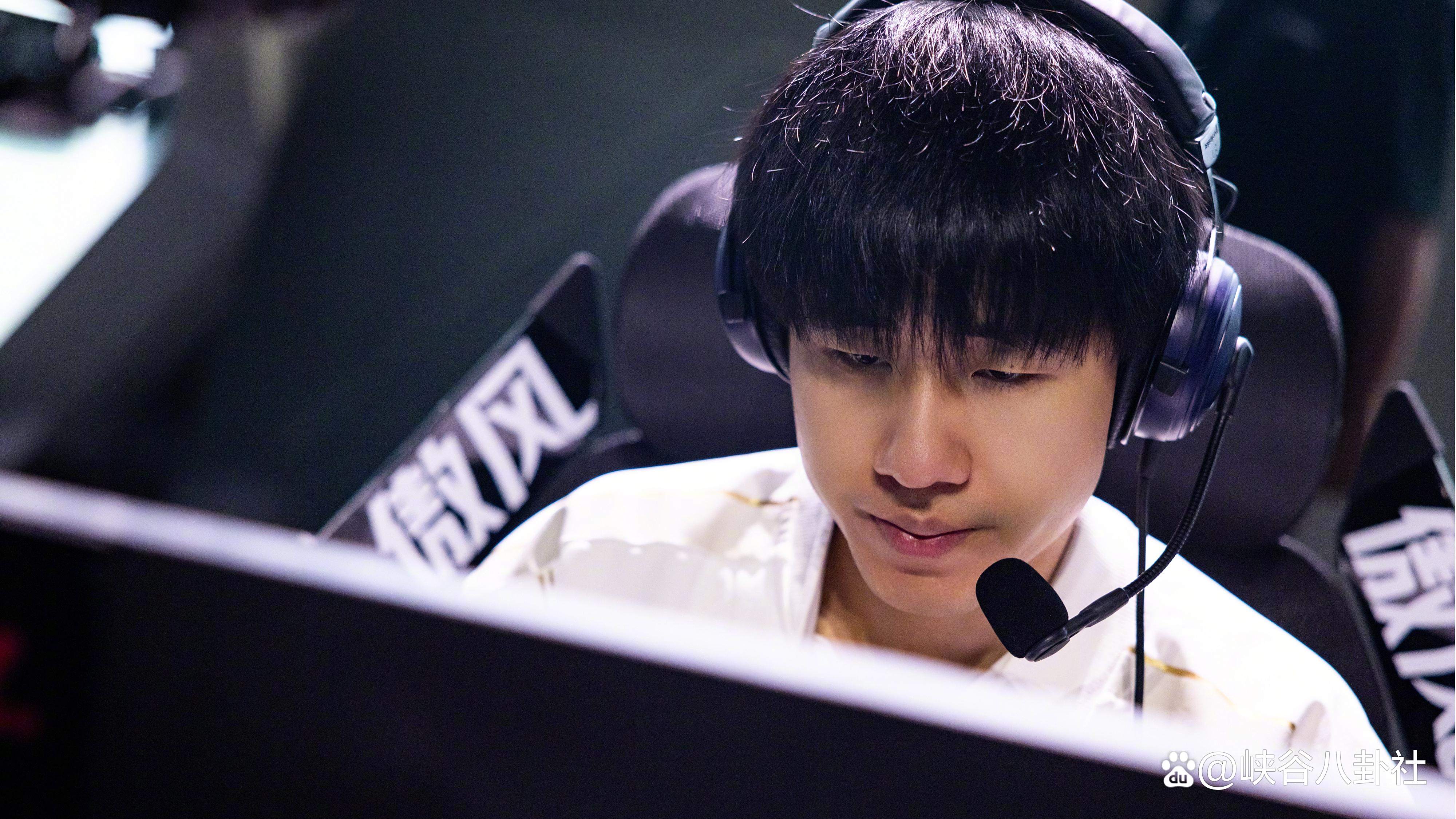 九游游戏中心网页版 Rookie在MAD比赛中锐不可当，比赛局势复杂引发热议！