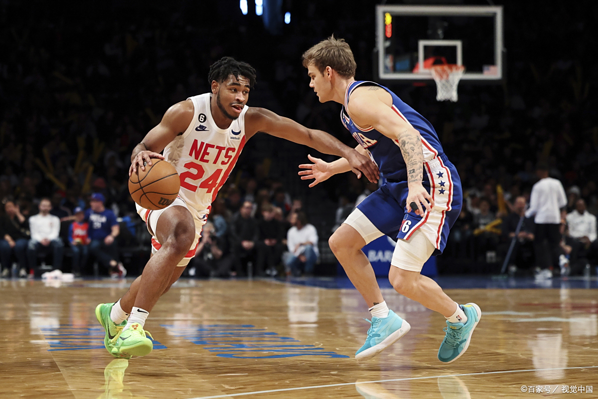 巴塞罗那训练开放日；赛前回应争议引欢呼；NBA季后赛在即；阵容厚度经受考验的简单介绍